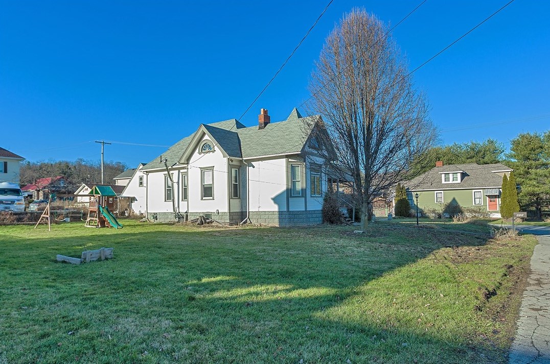 423 5th St, Youngwood, PA 15697-1505