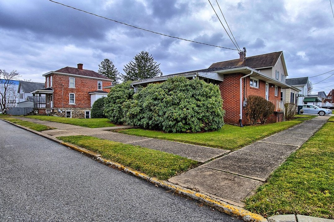 212 Penn St, Greensburg, PA 15601-5531