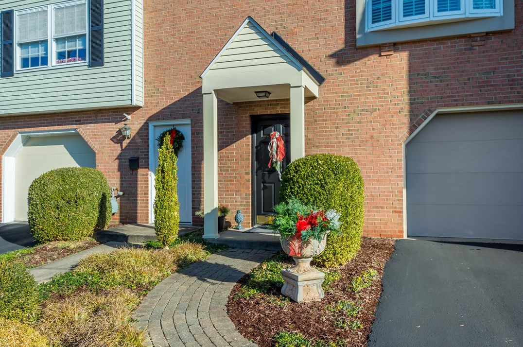 1311 Buckskin Trl, Bethel Park, PA 15102-3107