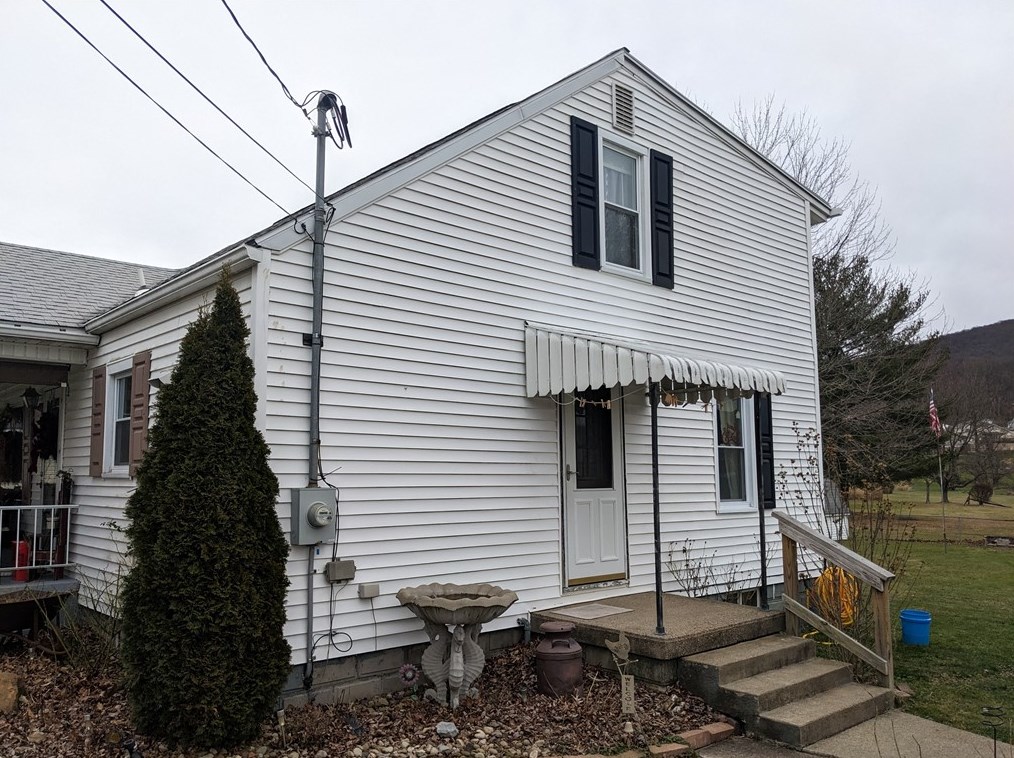 230 Woodstock Ave, Hopwood, PA 15445