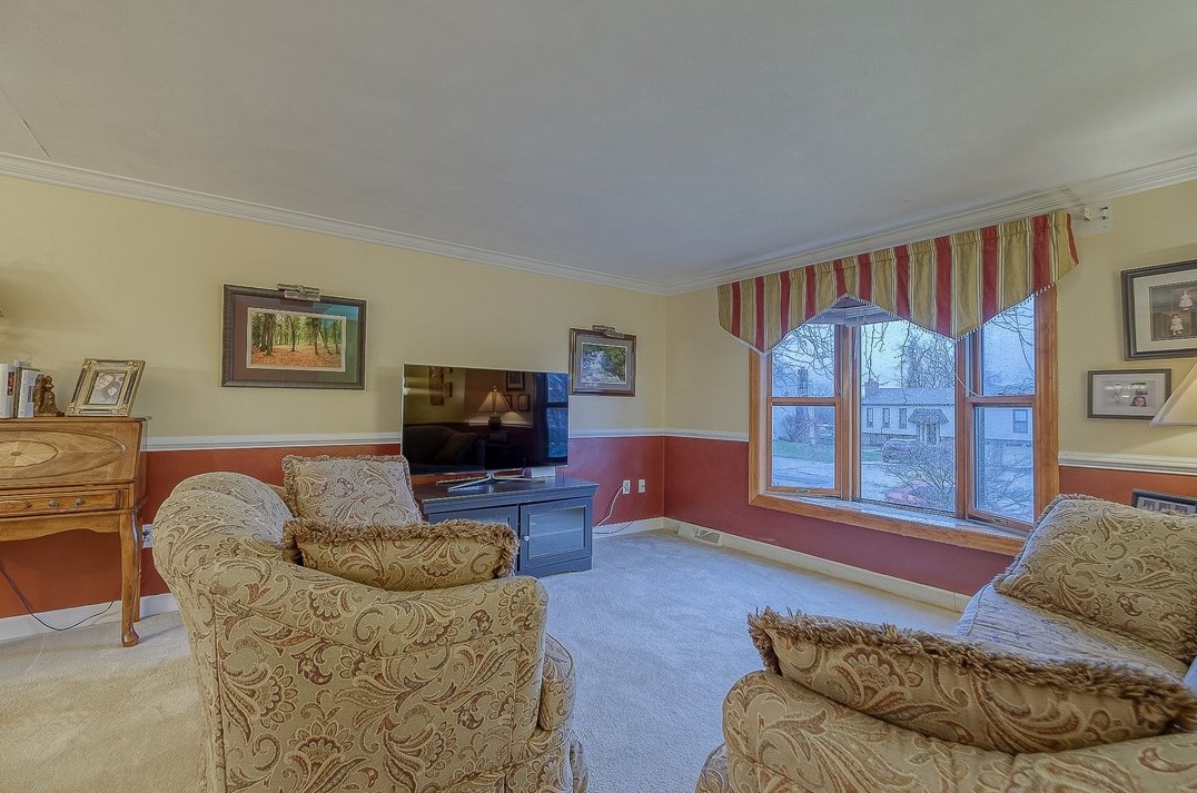 1045 Mcallister Dr, New Kensington, PA 15068