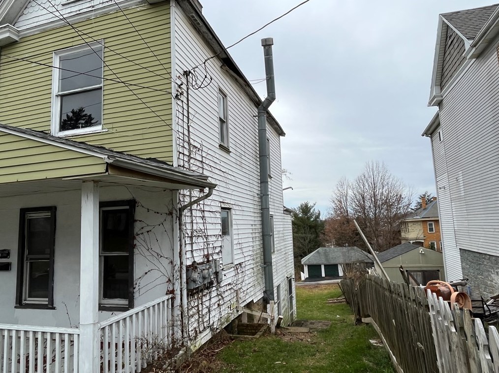 281 Locust Ave, Washington, PA 15301-4070