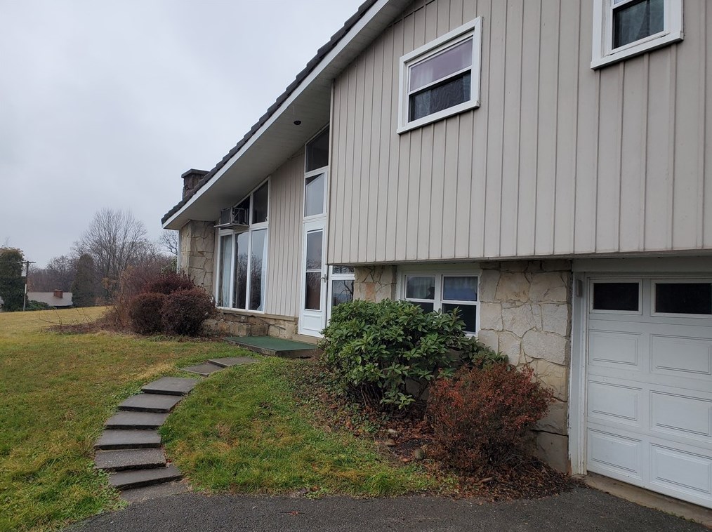 114 Walters Ln, Evans City, PA 16033