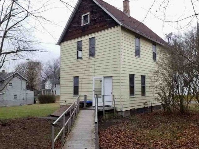 454 Meek St, Hermitage, PA 16146-2328