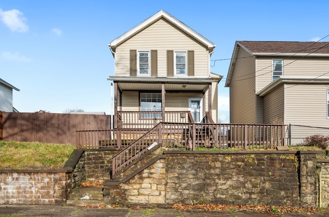 621 Chestnut St, Springdale, PA 15144-1205