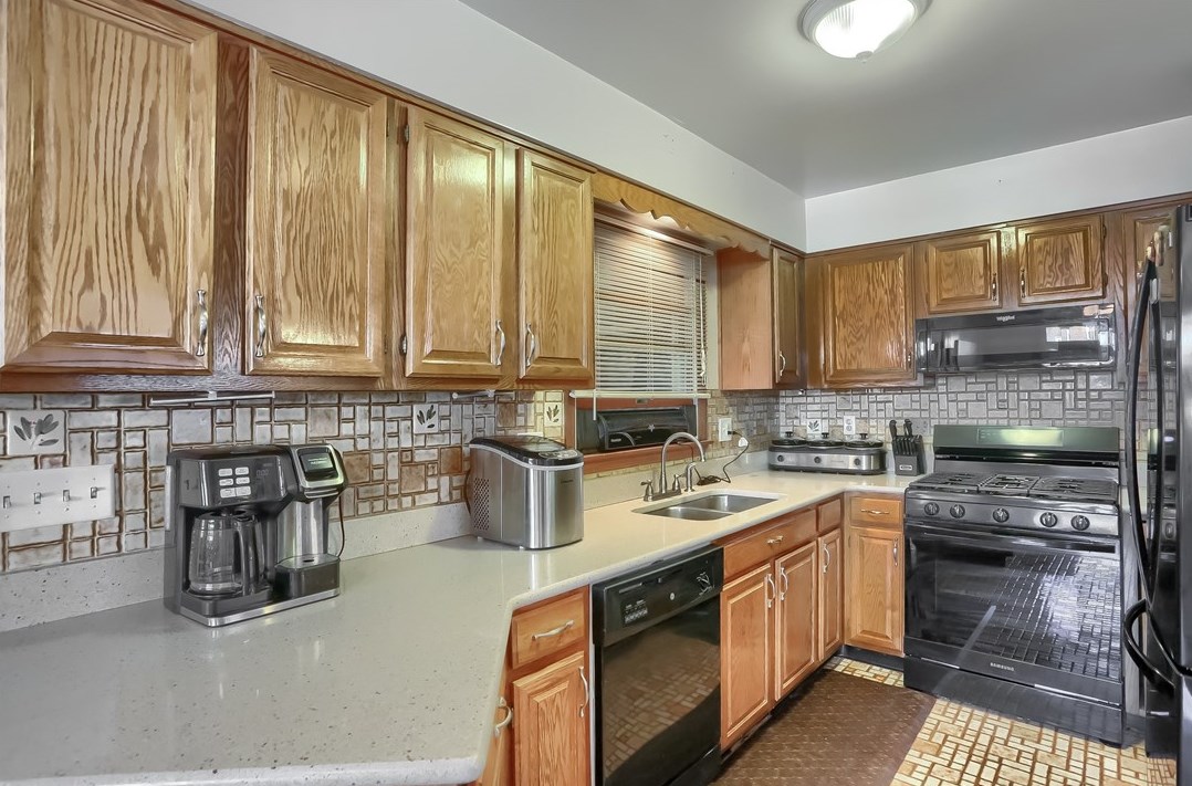 34 Coraopolis Rd, Moon Twp PA  15108-3702 exterior