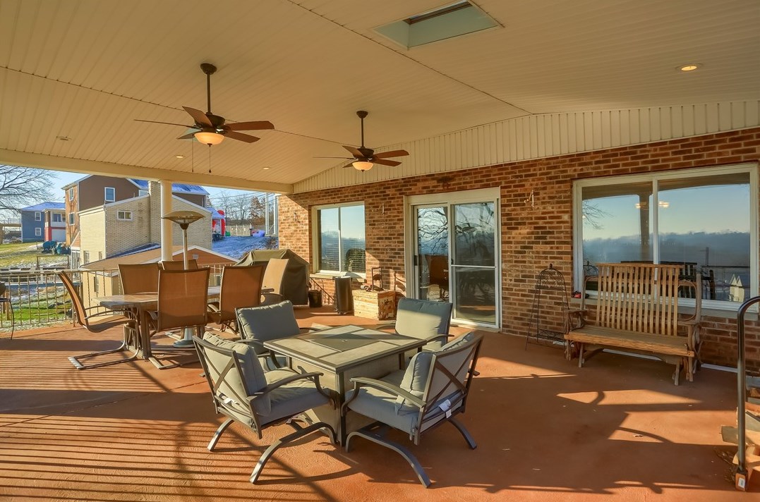 34 Coraopolis Rd, Moon Twp PA  15108-3702 exterior