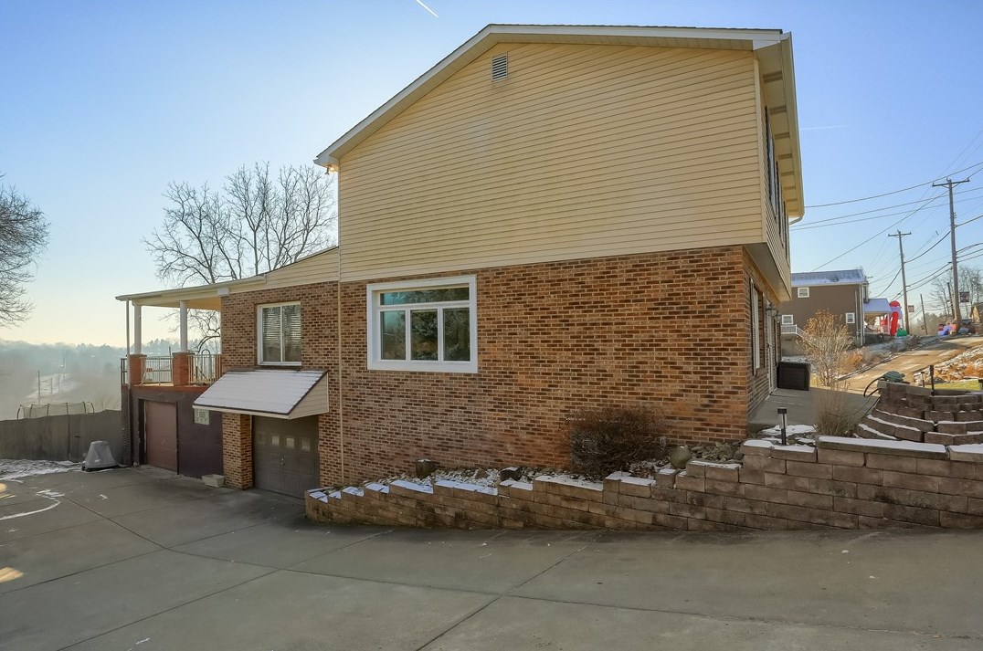 34 Coraopolis Rd, Moon Twp PA  15108-3702 exterior