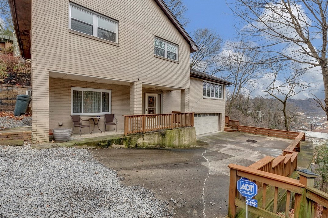 645 Howard St, Ambridge, PA 15003