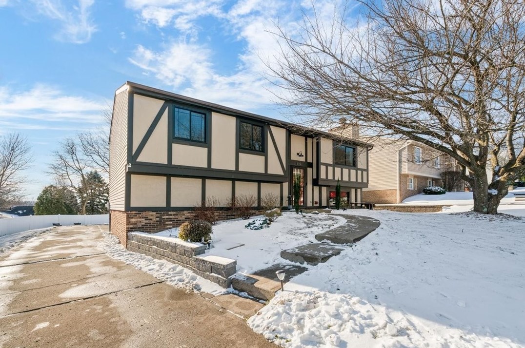 614 Meade Dr, Moon Twp, PA 15108-9667