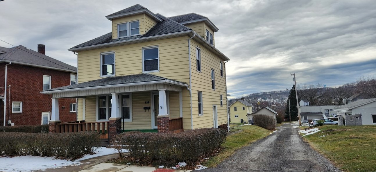 517 1st Ave, Ellwood City, PA 16117-1104