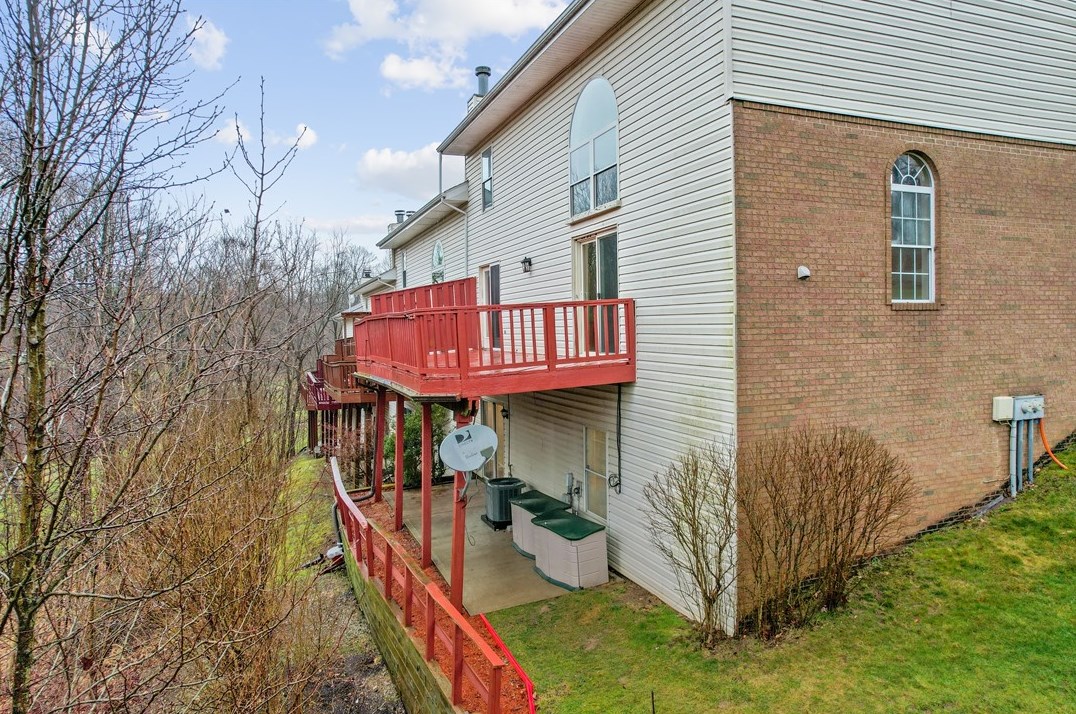 7001 Clubview Dr, Bridgeville PA  15017-1097 exterior