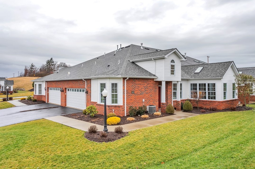1603 Ambassador Ln, Valencia, PA 16059-1448