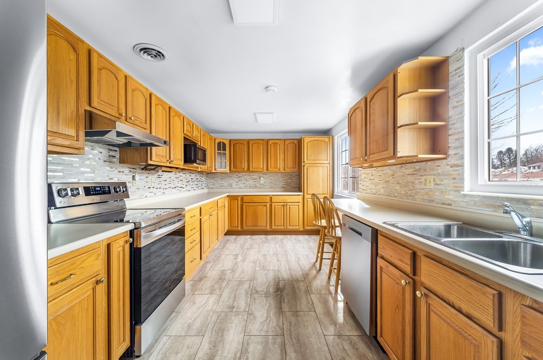 208 Wheatfield Dr, Greensburg PA  15601-4739 exterior