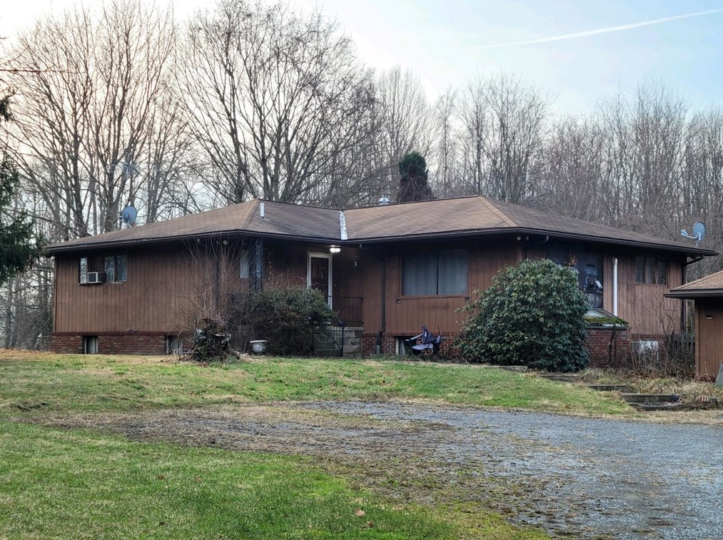 223 Spring Rd, Mercer, PA 16137-0038