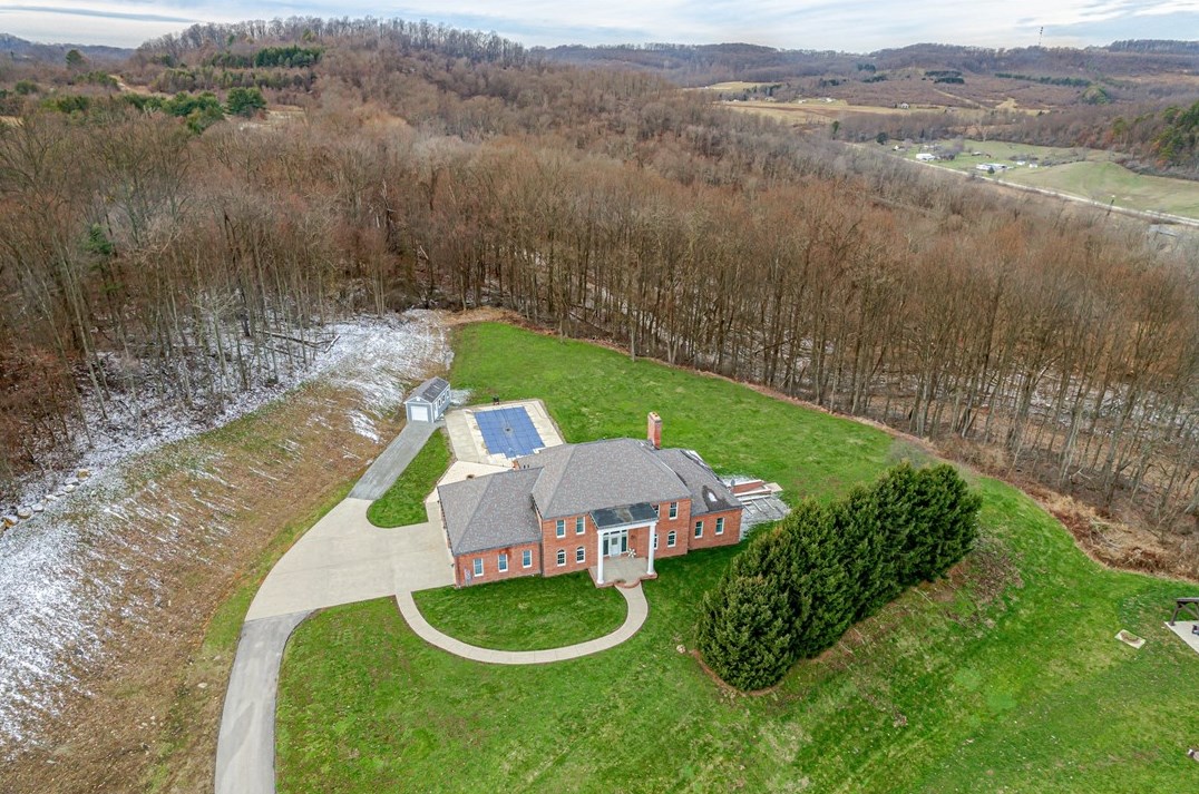 616 Red Barn Ln, Latrobe, PA 15650