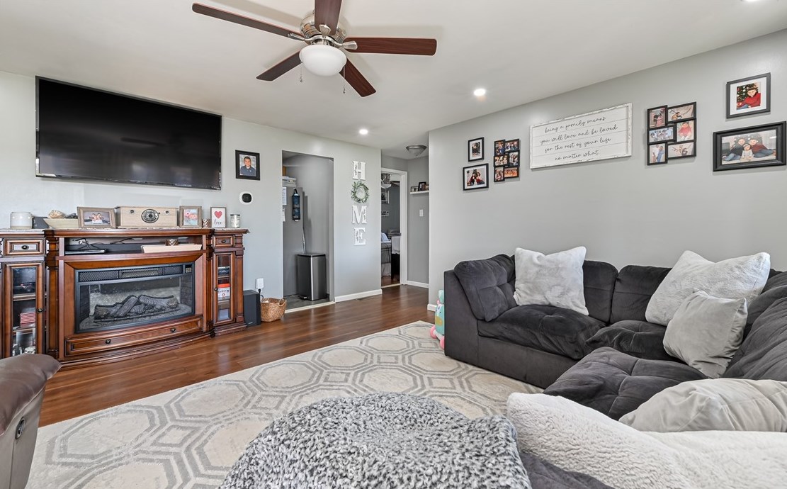 400 Circle Dr, Ellwood City, PA 16117