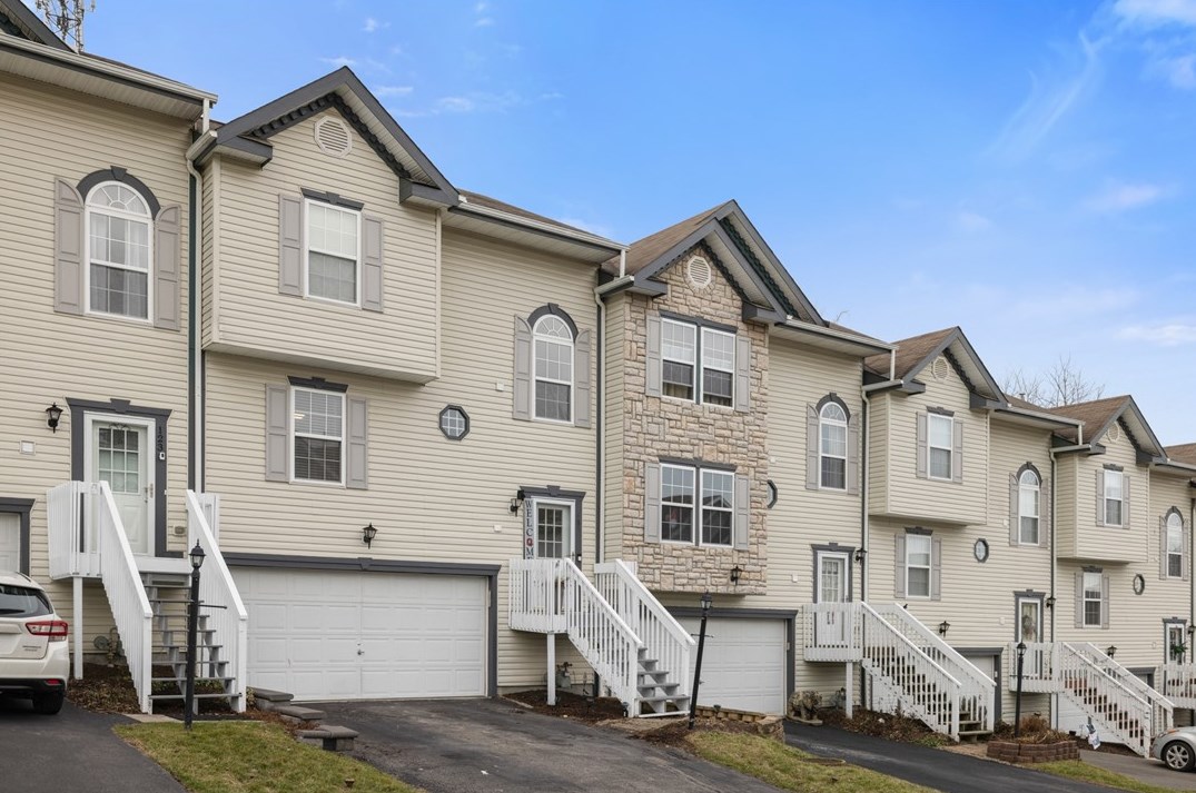 121 Cathedral Ct, Collier Township, PA 15106