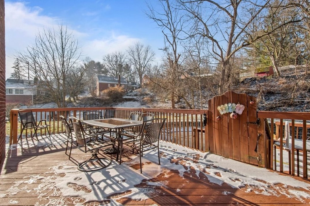 110 Logan Rd, Bethel Park PA  15102-1241 exterior
