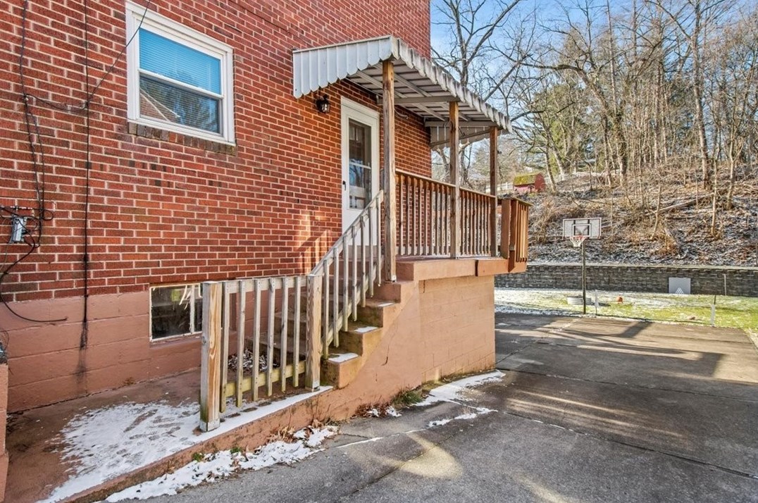 110 Logan Rd, Bethel Park PA  15102-1241 exterior