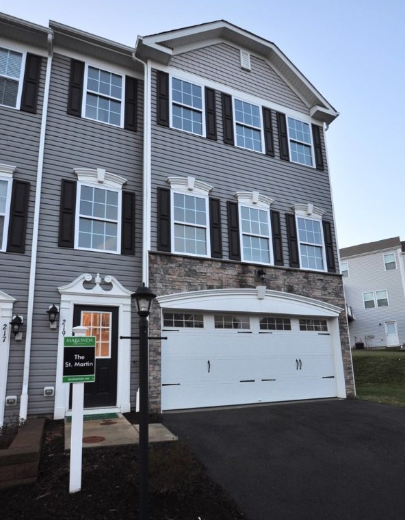 219 Lockheed Dr, Moon Twp, PA 15108