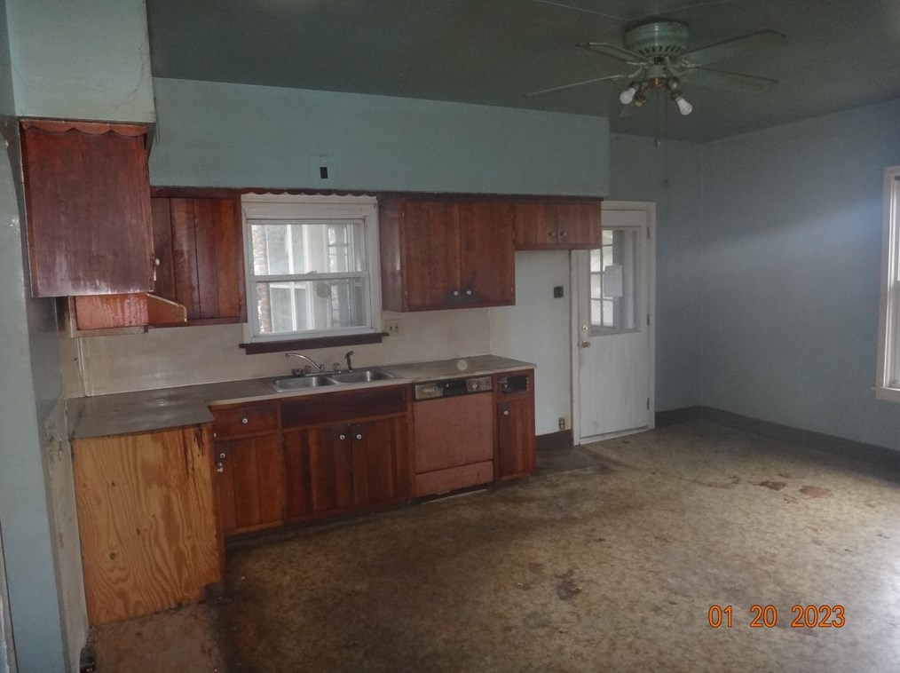 1430 Old Butler Rd, New Castle, PA 16101