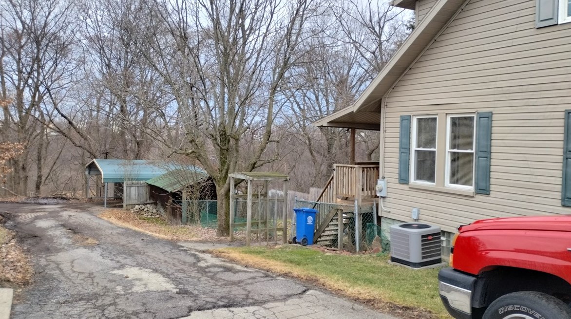 2601 Fayette St, Mckeesport, PA 15132-1326