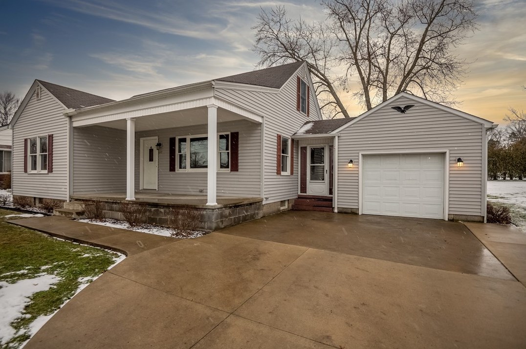 647 S 3rd St, Hermitage, PA 16150