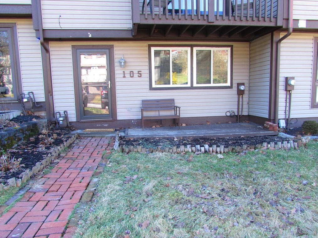 105 Lebeouf Dr, New Kensington, PA 15068-9357