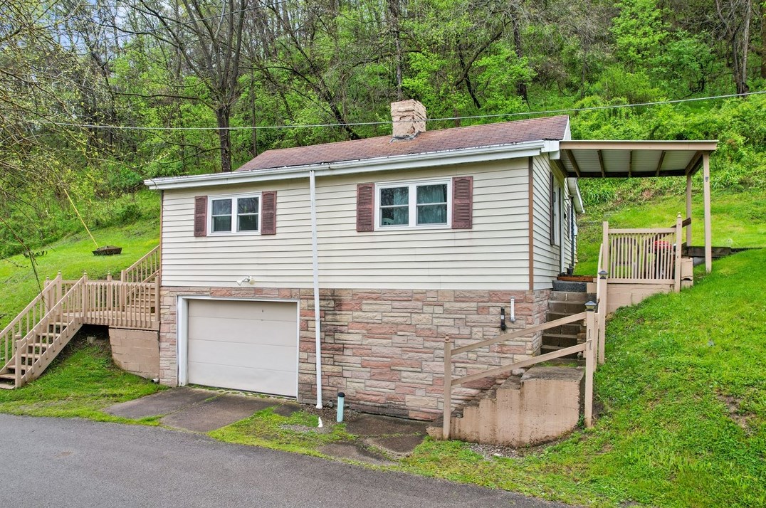 17 Rohall Rd, Smock, PA 15480