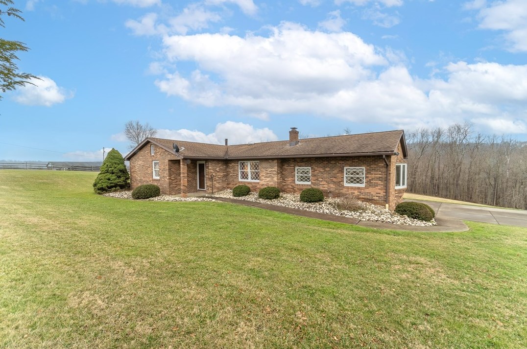 102 Vankirk Rd, Washington, PA 15301-8339
