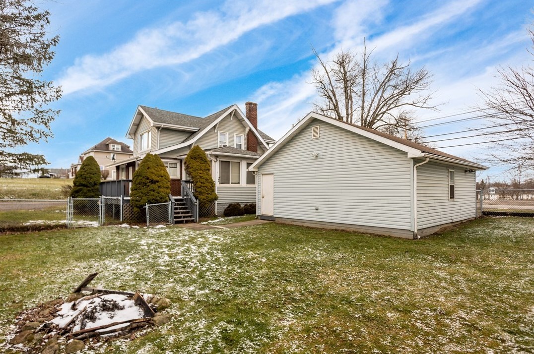 713 Old Zelienople Rd, Ellwood City PA  16117-4149 exterior