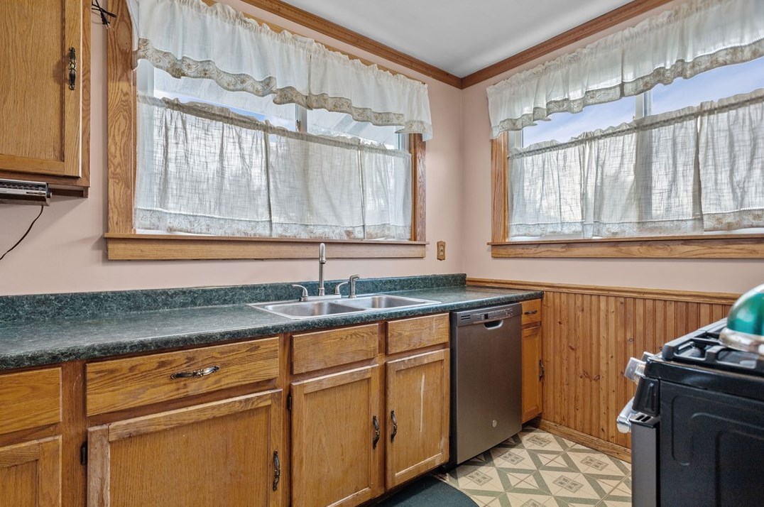 713 Old Zelienople Rd, Ellwood City PA  16117-4149 exterior