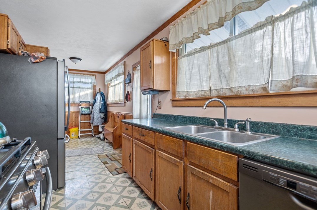 713 Old Zelienople Rd, Ellwood City PA  16117-4149 exterior