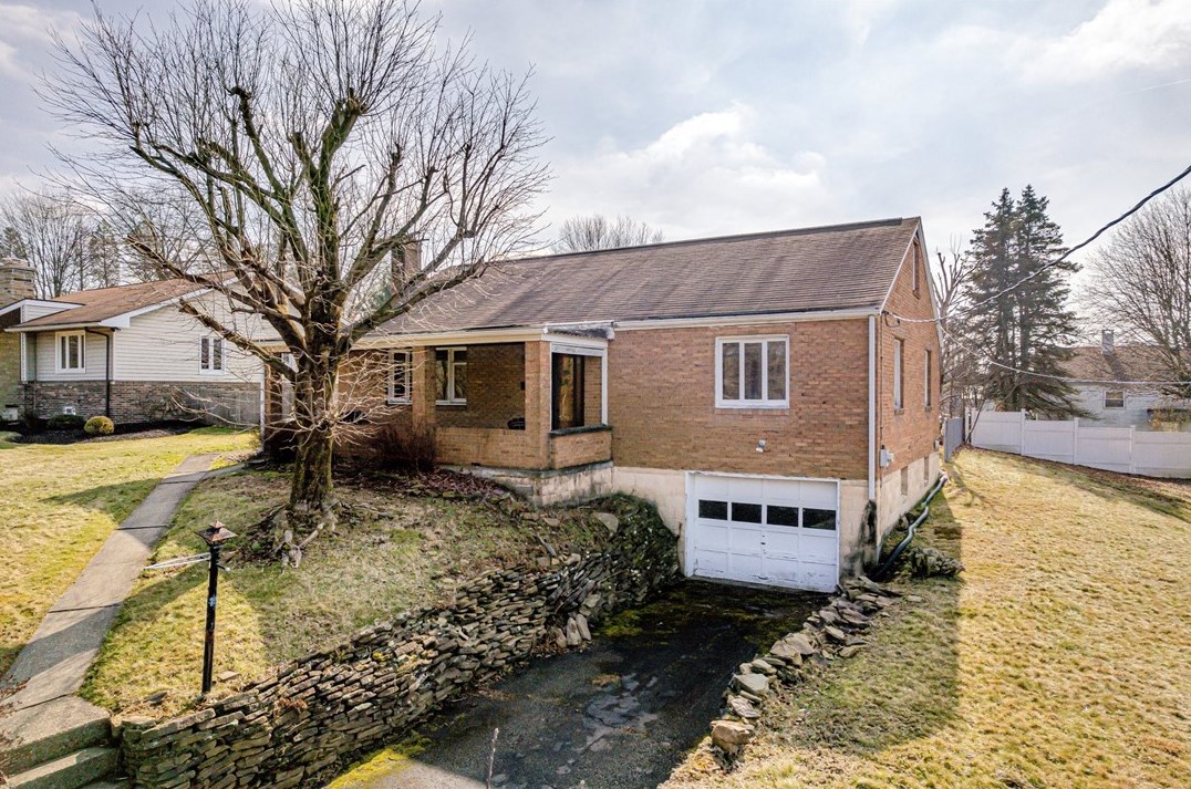 1122 Grandview Dr, Jeannette, PA 15644