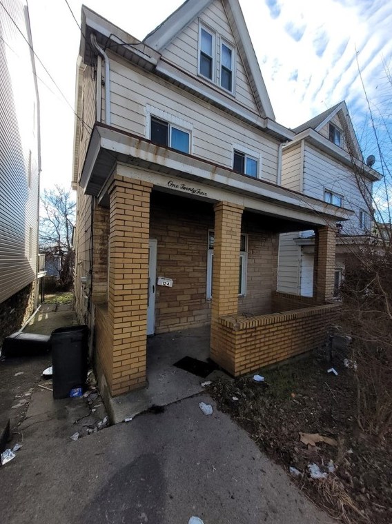 124 Sherman St, Pittsburgh PA  15210-2208 exterior