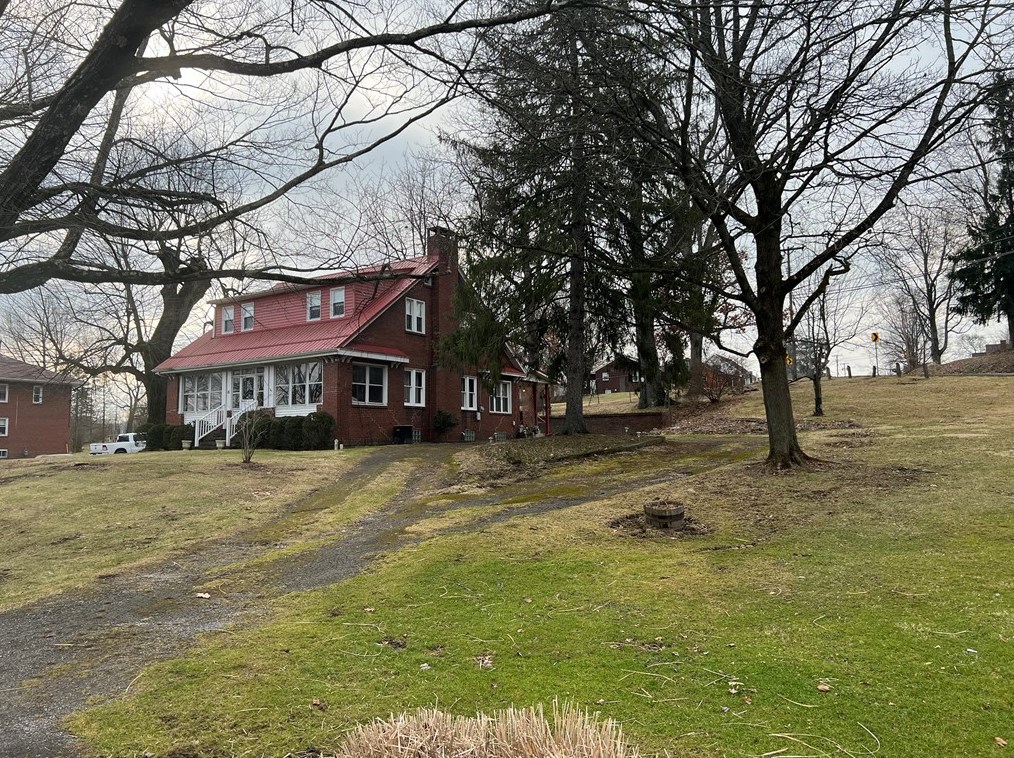 10 Overlook Ln, Bessemer, PA 16112