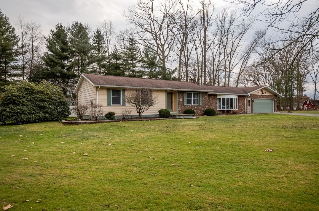 27 Woodbine Dr, Greenville, PA 16125