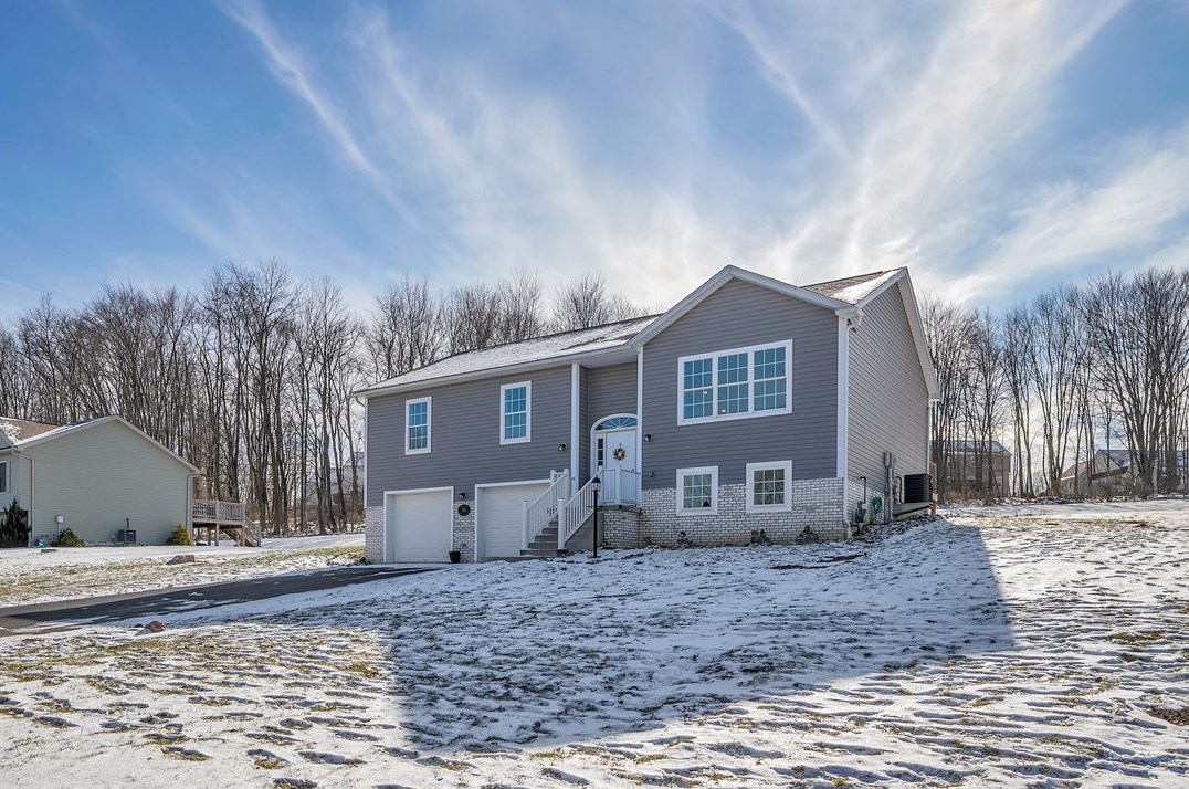 190 Weathervane Dr, Slippery Rock, PA 16057