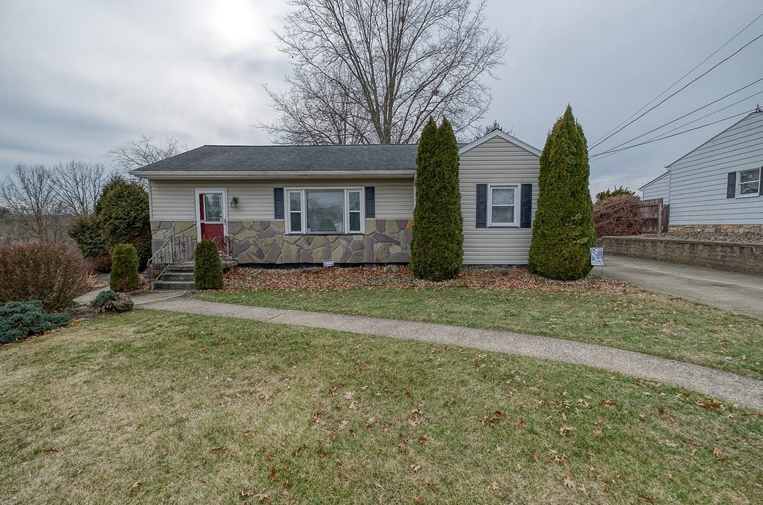 2428 Willowhurst Cir, New Castle, PA 16101
