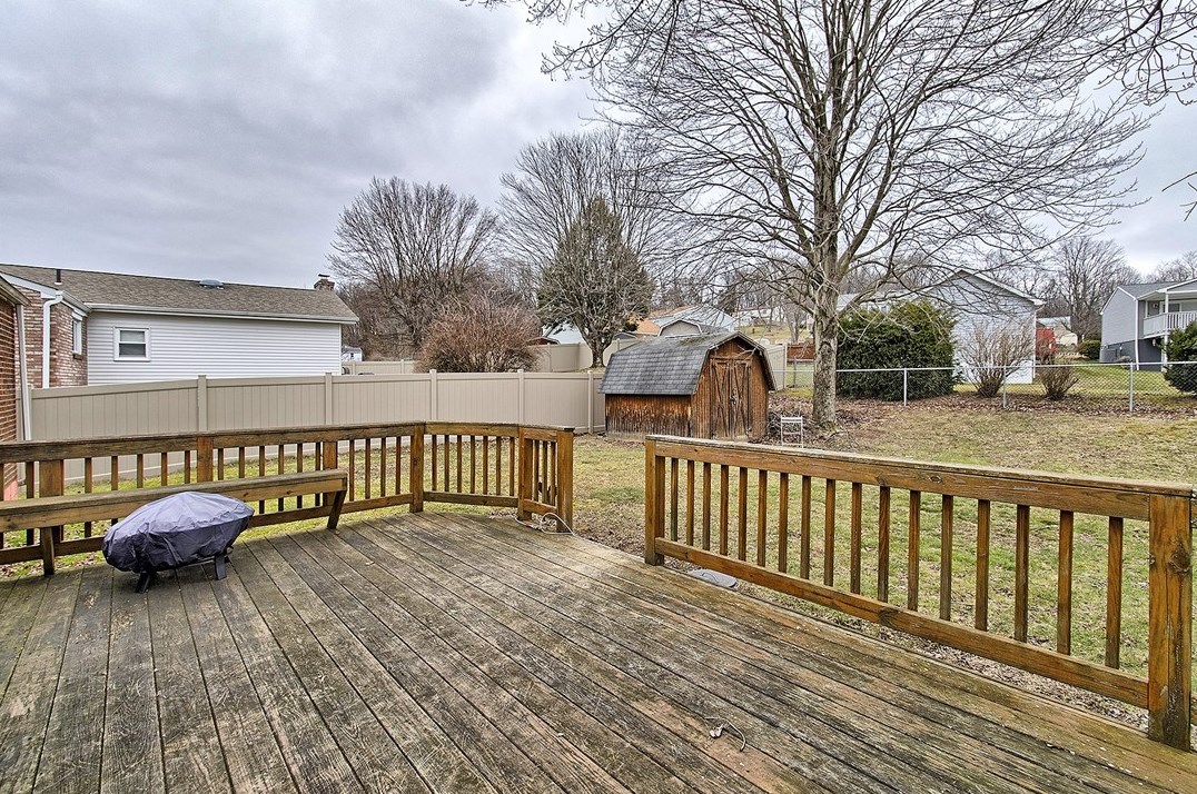551 Newport Dr, Greensburg PA  15601-6055 exterior