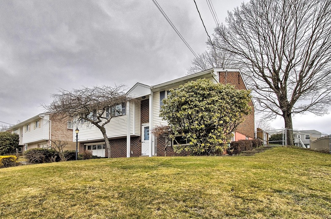 551 Newport Dr, Greensburg PA  15601-6055 exterior