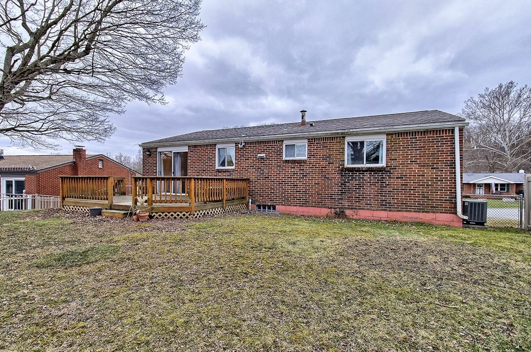 551 Newport Dr, Greensburg PA  15601-6055 exterior