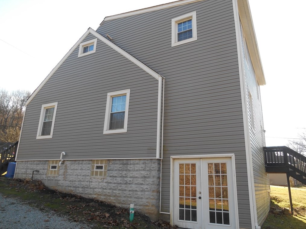 101 Homer Dr, Jeannette, PA 15644
