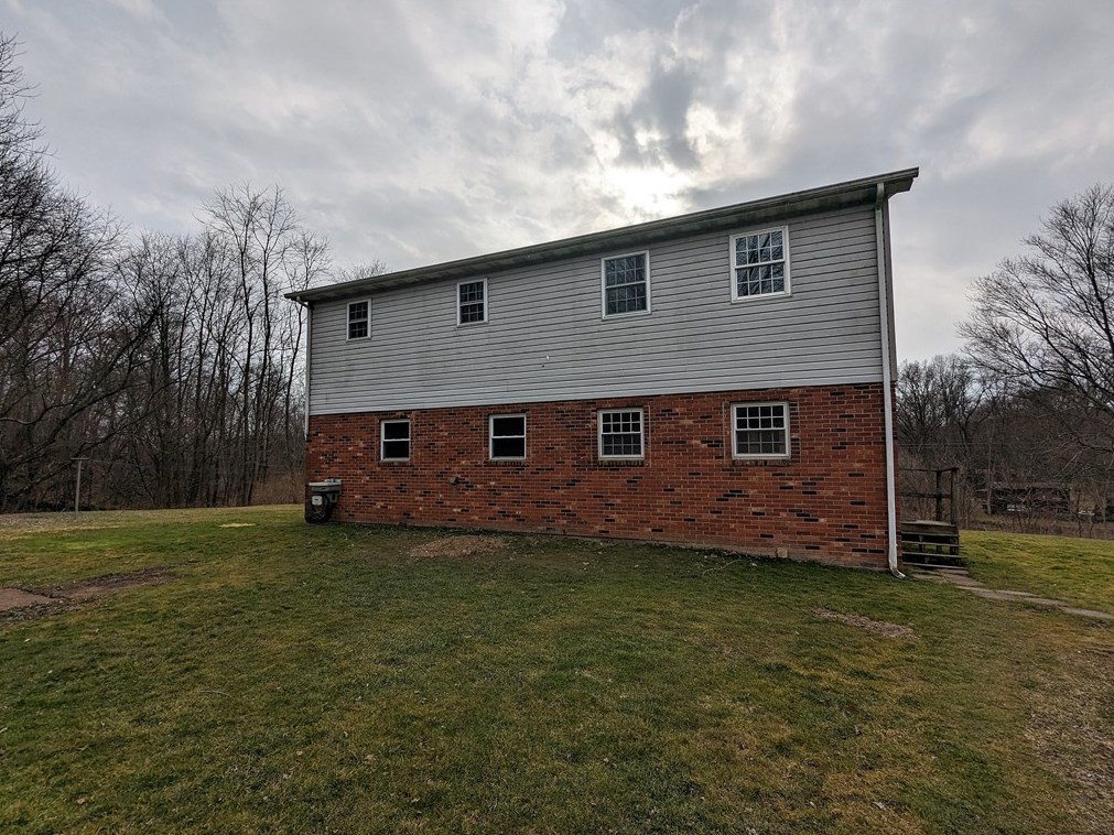120 Wiley St, Ellwood City, PA 16117