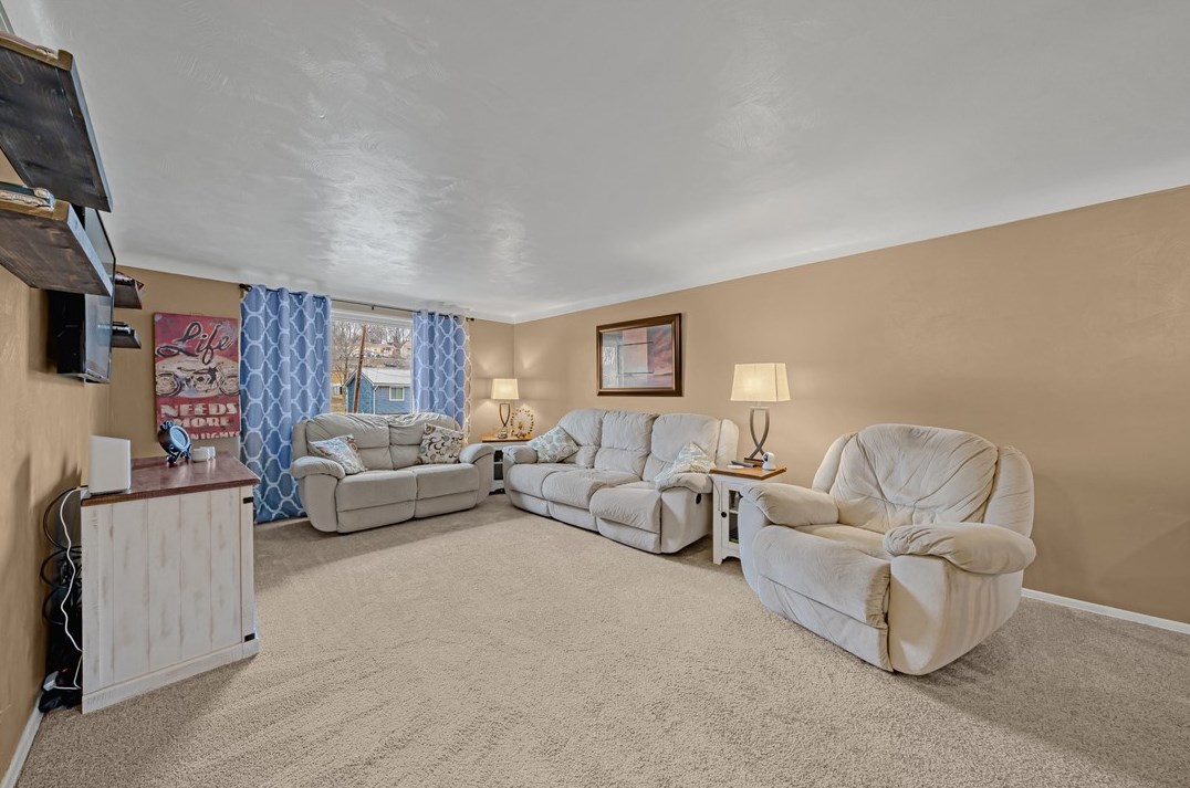 12440 Roth Dr, North Huntingdon, PA 15642