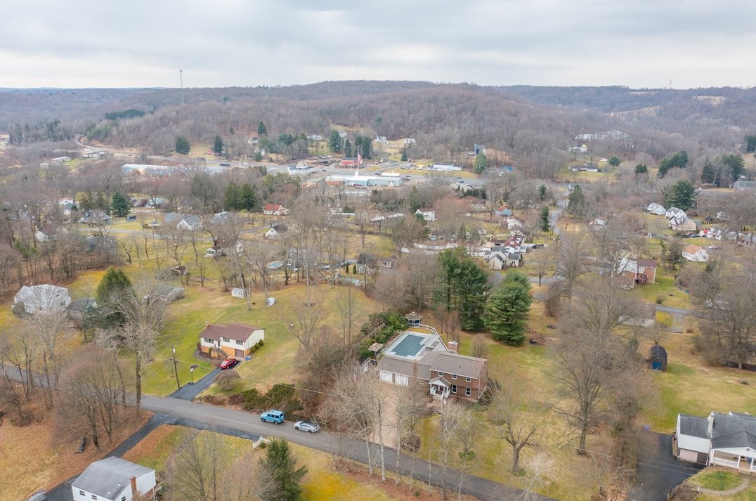 110 Thorn Dr, Valencia, PA 16059-2446