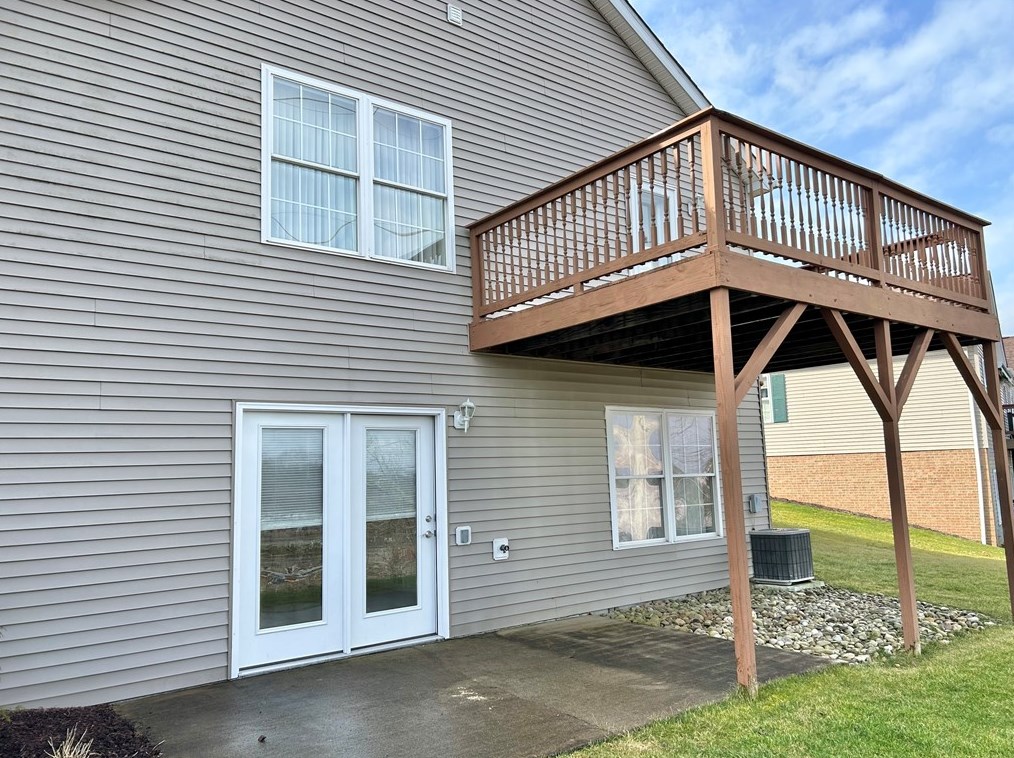 233 Village Ct, Washington, PA 15301-5274