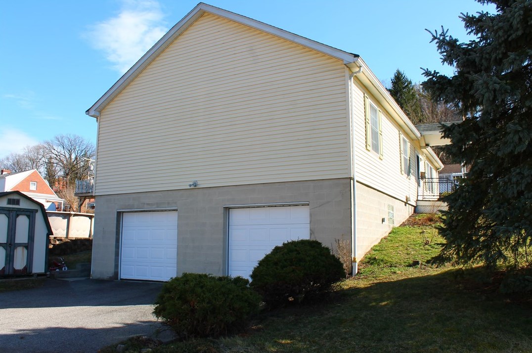 830 Cook School Rd, Bridgeville, PA 15017