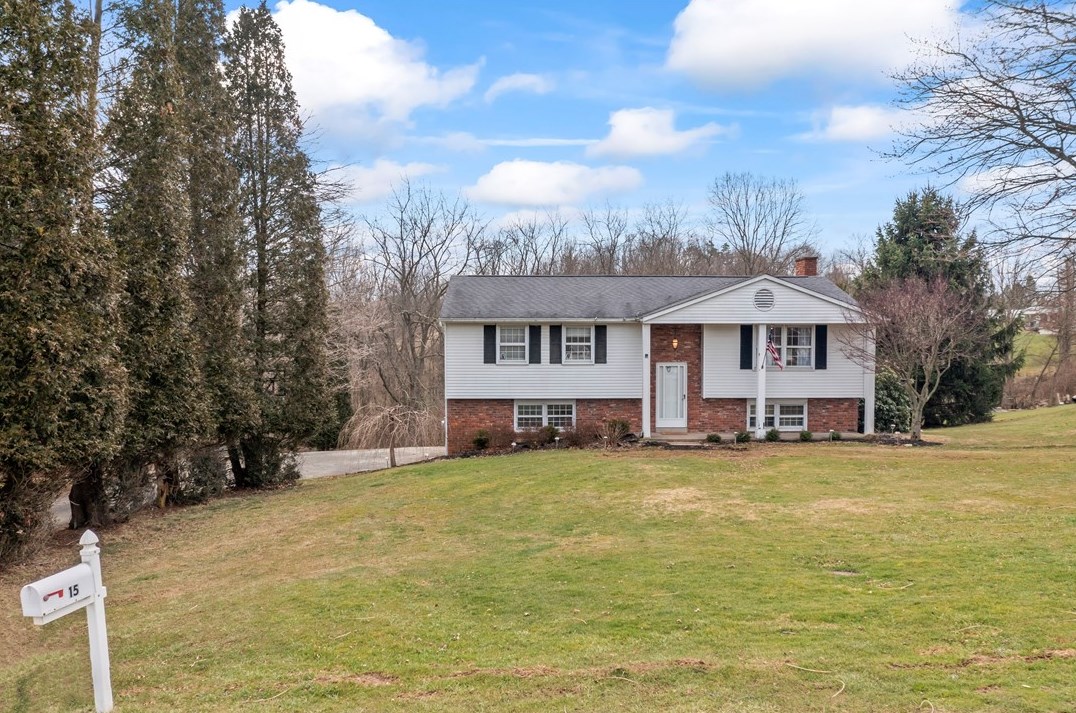 15 Blue Jay Dr, Washington, PA 15301-8717
